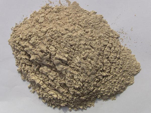 礬土性質(zhì) 礬土主要成分是氧化鋁，為煉鋁和耐火材料的主要原料。白色或灰白色，因含鐵而呈褐黃或淺紅色。密度3.45g/cm3，硬度1～3，不透明，質(zhì)脆。極難熔化，不溶于水，能溶于硫酸、氫氧化鈉溶液。 地區(qū)分布 中國(guó)鋁土礦資源比較豐富，在全國(guó)18個(gè)省、自治區(qū)、直轄市已查明鋁土礦產(chǎn)地205處，其中大型產(chǎn)地72處（不包括臺(tái)灣），主要分布在山西、山東、河北、河南、貴州、四川、廣西、遼寧、湖南等地。 投資前景 1.可用于煉鋁工業(yè)。用于國(guó)防、航空、汽車、電器、化工、日常生活用品等。 2.可用于精密鑄造。礬土熟料加工成細(xì)粉做成鑄模后精鑄。用于軍工、航天、通訊、儀表、機(jī)械及醫(yī)療器械部門。 3.可用于耐火制品。高鋁礬土熟料耐火度高達(dá)1780℃，化學(xué)穩(wěn)定性強(qiáng)、物理性能良好。 4.硅酸鋁耐火纖維。用于鋼鐵、有色冶金、電子、石油、化工、宇航、原子能、國(guó)防等多種工業(yè)，消防人員可用耐火纖維布做成衣服。 5.制造礬土水泥、研磨材料、陶瓷工業(yè)以及化學(xué)工業(yè)可制鋁的各種化合物。 鋁礬土磨粉制備 鋁礬土粉是選用煅燒過(guò)的熟鋁礬土礦石用雷蒙磨加工制成的細(xì)粉，粒度通常為100目-325目，在耐火材料行業(yè)得到了廣泛的應(yīng)用。通常加工的流程為先經(jīng)顎式破碎機(jī)進(jìn)行破碎，然后篩分進(jìn)入鋁礬土雷蒙磨或鋁礬土超細(xì)磨粉機(jī)中，進(jìn)行鋁礬土粉制備，使其應(yīng)用更加廣泛。